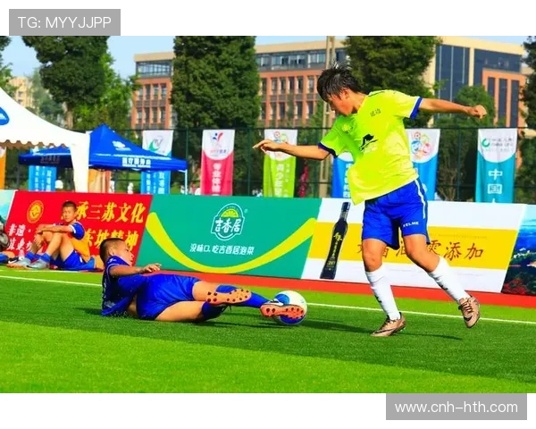 足球场上的英雄时刻：倒地铲球守护荣誉与胜利